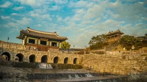 Time lapse, Hwahongmun Gate with clouds flowing beautifully 库存影片 260879112
