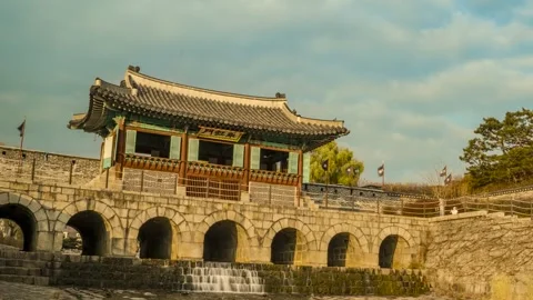 Time lapse, Hwahongmun Gate with clouds flowing beautifully. Zoom out 库存影片 260879148