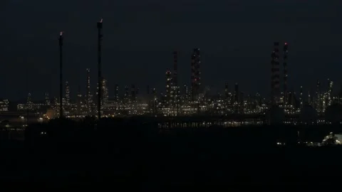 Time lapse of a hydrocarbon refinery at night. Stock Footage 220123727