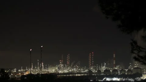 Time lapse of a hydrocarbon refinery at sunset. Stock Footage 220200976
