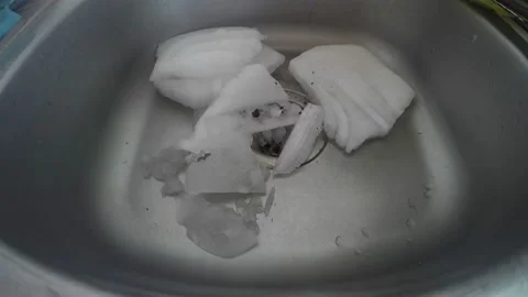 Time Lapse of Ice Chunks Melting In a Sink Vídeos de archivo 163001122