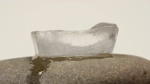 Time lapse of an ice cube melting on a rock Video stock 197392099