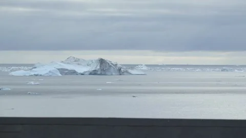 Time Lapse of Icebergs Drifting Through Ilulissat Icefjord 库存影片 345586854