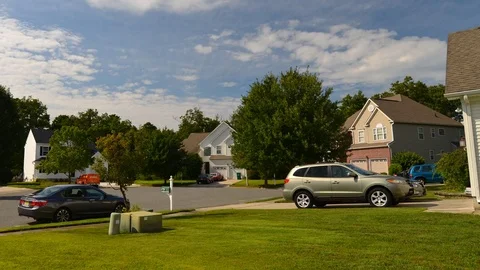 Time lapse of idyllic suburbs with homes on a cul de sac Stock Footage 78550664