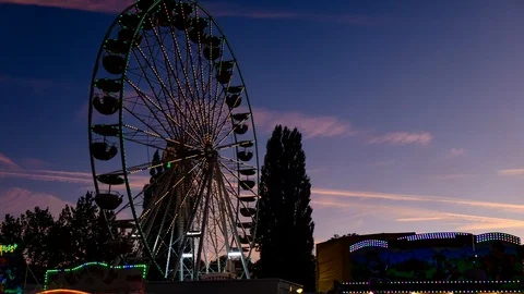 Time lapse of illuminated big ferris wheel on fun fair during dusk or sundown Stock-Footage 97282292