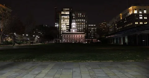 Time-lapse of Independence Hall at night Vídeos de archivo 77068686