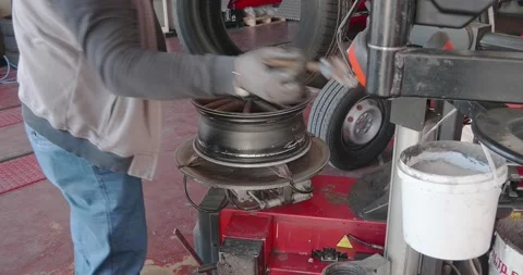 Time lapse inflating and balancing car tires. Auto mechanic in car service co Vídeos de archivo 160658630