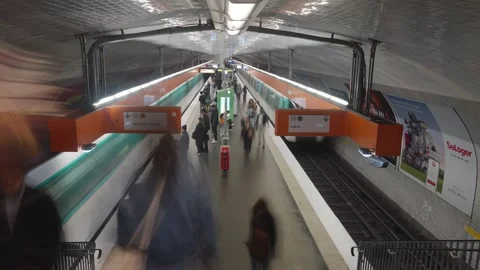 Time Lapse inside a subway station crowded with people during a spring in Paris Video stock 321898582