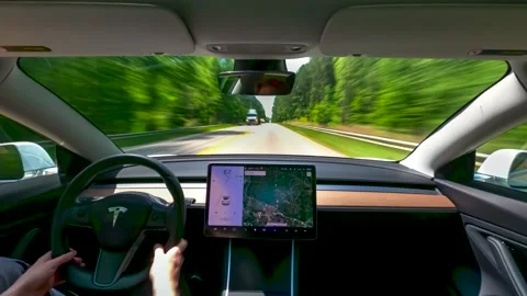 Time-lapse interior view of a new Tesla Model 3 driving down the road Vidéo 131990295
