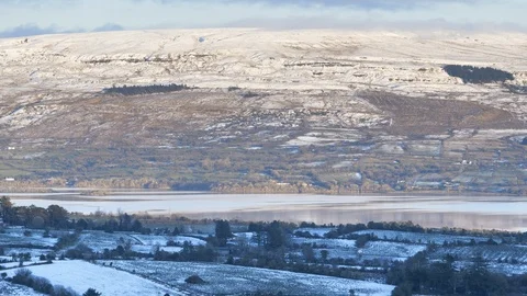 Time Lapse of Irish Winter Landscape Countryside over Mountain Lake 動画素材 102402727