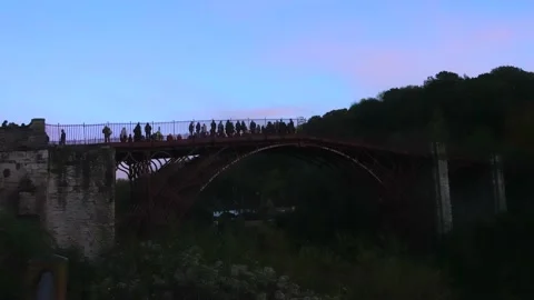 Time-lapse of the Ironbridge bridge during a cop26 protest. Stockbeeldmateriaal 164180138