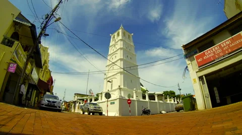 Time lapse of Kampung Kling Mosque and traffic in Melaka old town. Video stock 40276512