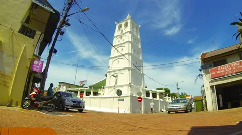 Time lapse of Kampung Kling Mosque with tourists and traffic in Melaka. 4K Stock Footage 40381620