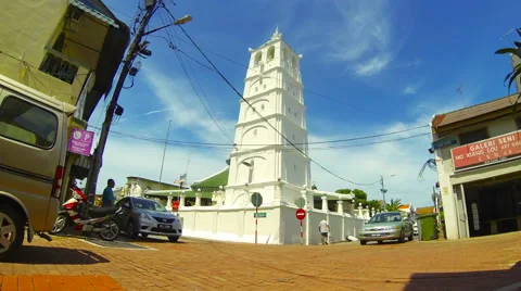 Time lapse of Kampung Kling Mosque with tourists and traffic in Melaka. Stock Footage 40390273