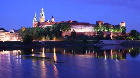 Time Lapse of Krakow and Gothic Wawel Royal Castle Travel Landmark Dusk to Night 스톡 동영상 105234053