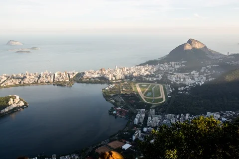 Time Lapse lagoon and Dois Irmaos Moutain from christ the redeemer 4k raw Vidéo 104074174
