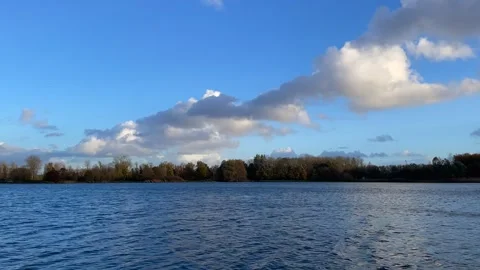 Time-lapse of a lake Stockbeeldmateriaal 270323092