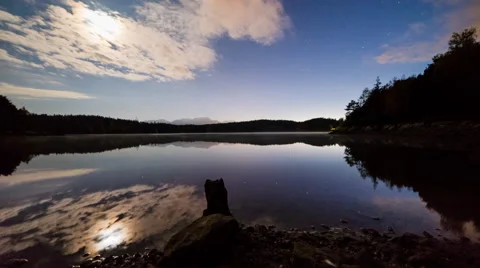 Time Lapse - Lake at full moon with a stone in the foreground Видео 58652962