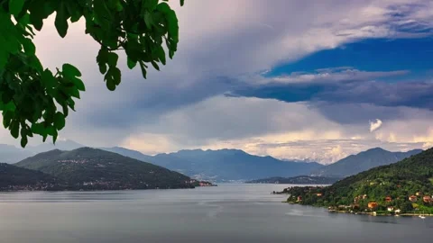 Time-lapse of Lake Maggiore with changing clouds over Alps, Italy Vídeos de archivo 279426829