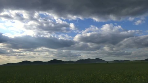 TIME LAPSE - landscape of clouds with an agricultural field Видео 129883748