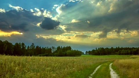 Time lapse landscape with dramatic stormy sky over fields Vídeo Stock 154344655