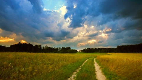 Time lapse landscape with stormy sky over fields in summer. 库存影片 154351615