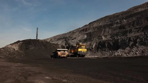 Time lapse of large excavators loading large cargo trucks Stock-Footage 47369117