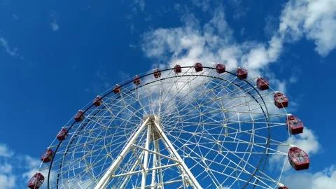 Time lapse of large ferris wheel spinning around on a bright sunny day with Video stock 163258184