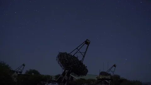 Time lapse of large parabolic telescopes tracking stars in the night sky Video stock 119207808