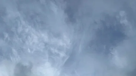 Time lapse of layers of cirrus clouds flowing in opposing directions Vídeo Stock 118202040