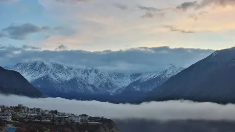 Time Lapse of Light Changing Over Snowy Peak at Sunrise 動画素材 334720734