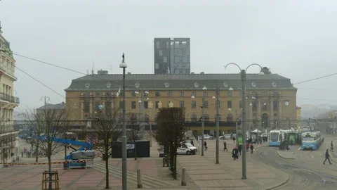 Time-lapse of light fading at Drottningtorget during partial solar eclipse Vídeos de archivo 239718413