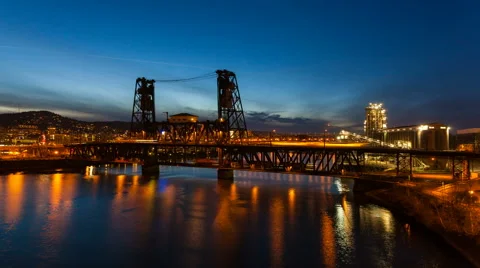 Time Lapse of Light Trails of Traffic on Steel Bridge at Night in Portland OR Видео 47923839