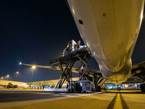 Time lapse loading cargo outside cargo plane Видео 77652422