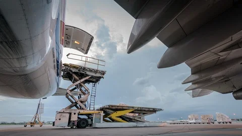 Time lapse loading cargo outside cargo plane Видео 86651844