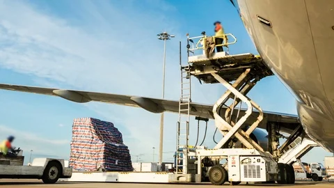 Time lapse loading cargo outside cargo plane - Zoom out Видео 94924760