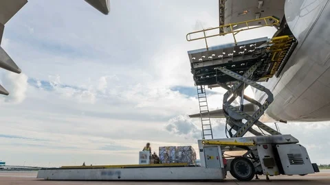 Time lapse loading cargo outside cargo plane Видео 116596489