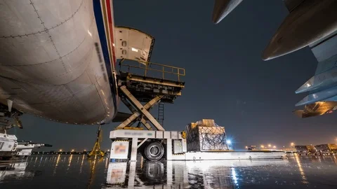 Time lapse loading cargo plane outside air freight logistic with rain storm Video stock 89156339