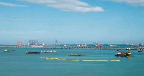Time-lapse Logistic shipping quay boat Engineering crane depot at logistic Vidéo 270102490