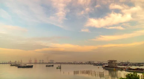 Time-lapse Logistic shipping quay boat in twilight sky night Vidéo 273272588