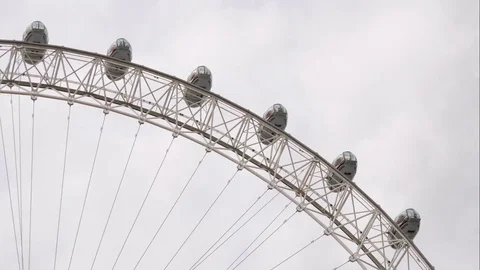 Time lapse, London Eye close up of cabins. Clouds passing overhead. Vídeo Stock 79760063