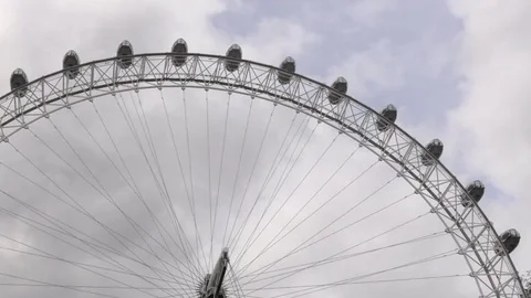 Time lapse, London Eye CU-W movement out with clouds moving overhead Vídeo Stock 79792811