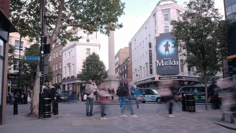 Time Lapse of London's West End street Vídeos de archivo 108509748