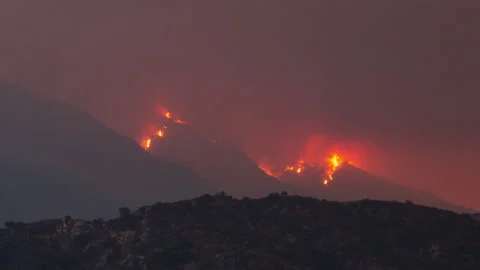 Time lapse long shot of the Bobcat Fire in the Angeles National Forest at dawn 스톡 동영상 138845680