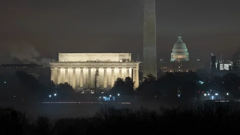 Time lapse long shot of night fog at the U.S. Capitol and monuments in D.C. 스톡 동영상 100417062