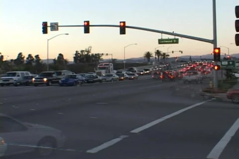 A time-lapse look at a busy intersection from daylight to dark. Vídeo Stock 340404