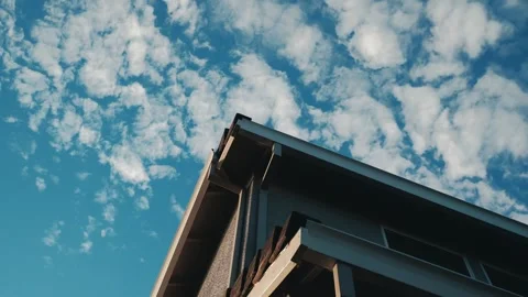 Time lapse look up at a corner of a two story house Vídeo Stock 340216865