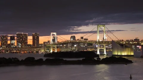 Time Lapse looking across Tokyo Bay at the Rainbow Bridge and Tokyo Vídeo Stock 115951103