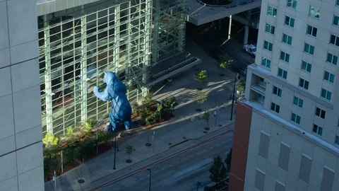 Time lapse looking down between buildings at the blue bear sculpture in Denver 스톡 동영상 99710083