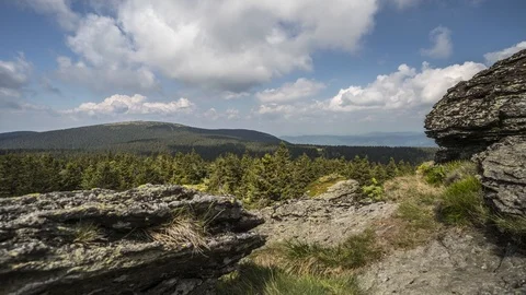 Time lapse of looking at the landscape from the top in the Jeseníky Mountains Video stock 122682318